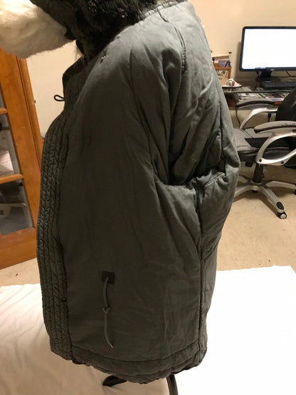 Genuine US military extreme cold weather vintage N3B parka jackets medium.