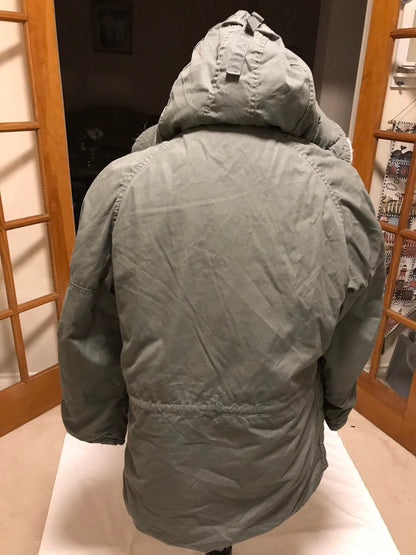 Genuine US military extreme cold weather vintage N3B parka jackets medium.