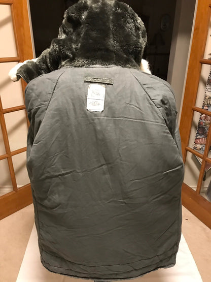 Genuine US military extreme cold weather vintage N3B parka jackets medium.