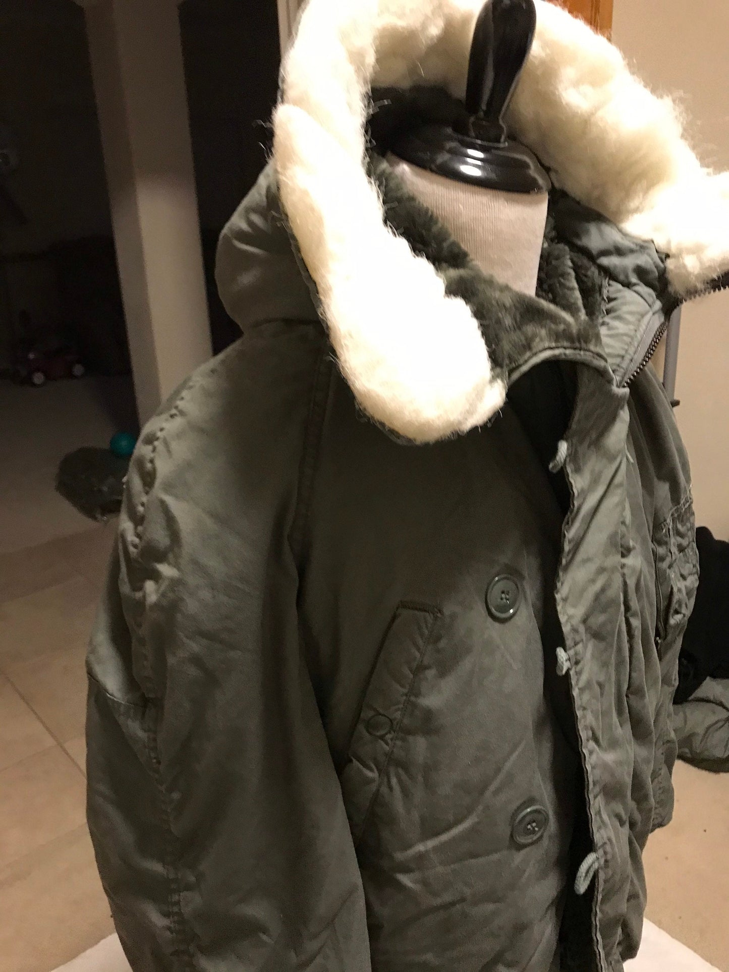 Genuine US military extreme cold weather vintage N3B parka jackets medium.