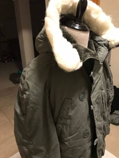 Genuine US military extreme cold weather vintage N3B parka jackets medium.
