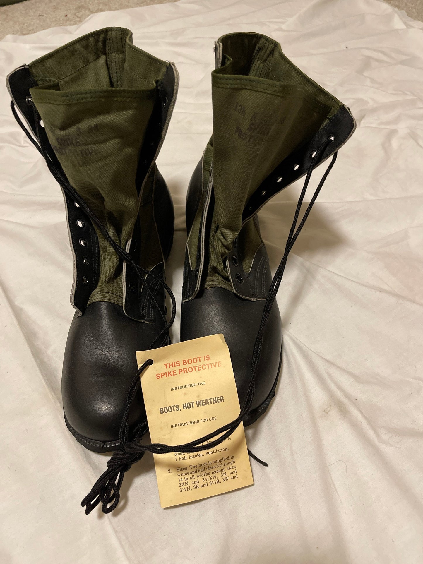 Genuine US G I Vintage Vietnam era spike protective OD green Jungle Boots New dated 1988 size 131/2 Narrow.