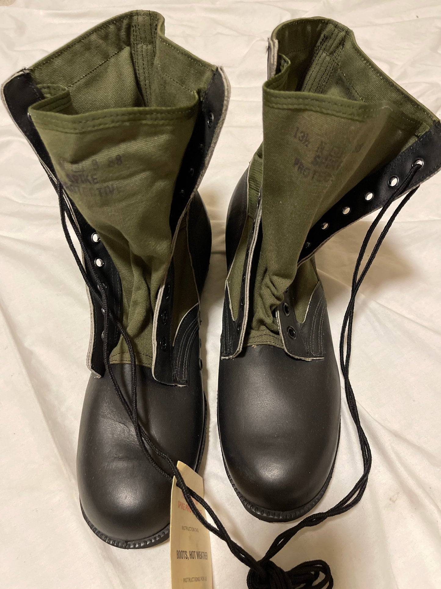 Genuine US G I Vintage Vietnam era spike protective OD green Jungle Boots New dated 1988 size 131/2 Narrow.