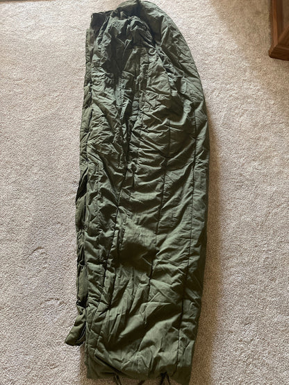 Genuine US military extreme cold weather sleeping bag OD green vintage 1984