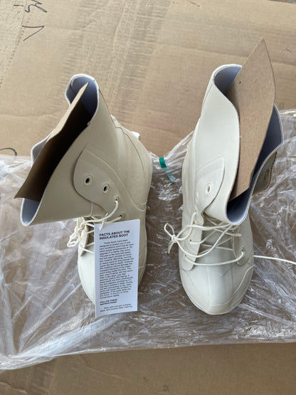 US Military extreme Cold weather white Micky Mouse / Bunny Boots with Valve size 4Wide New.