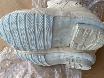 US Military extreme Cold weather white Micky Mouse / Bunny Boots with Valve size 4Wide New.
