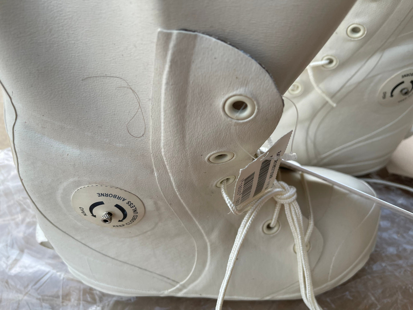 US Military extreme Cold weather white Micky Mouse / Bunny Boots with Valve size 4Wide New.