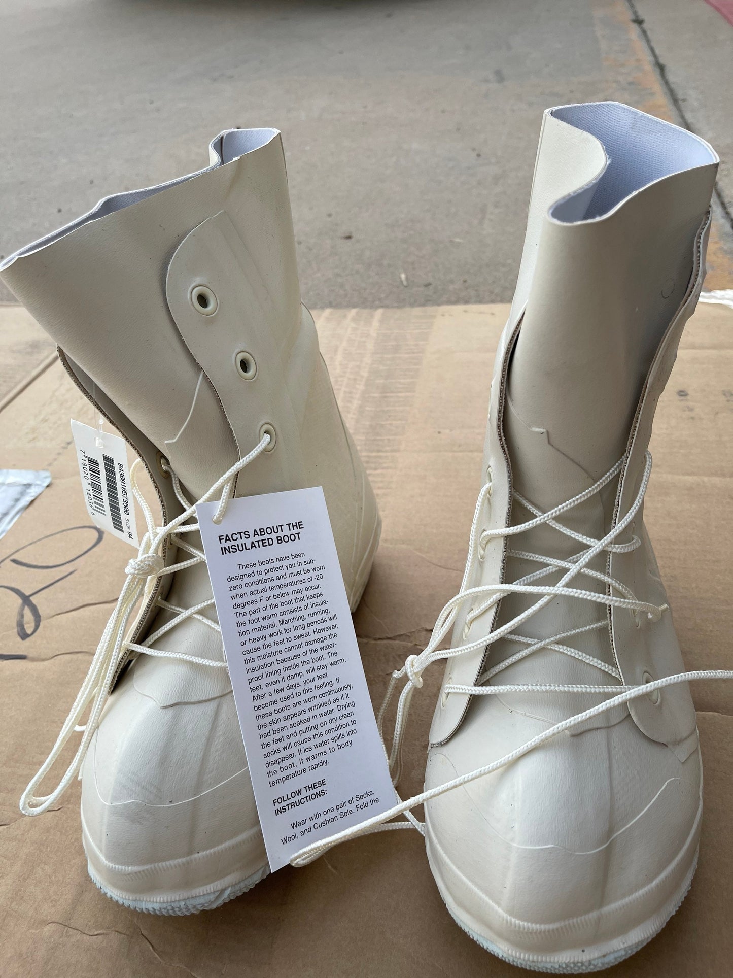 US Military extreme Cold weather white Micky Mouse / Bunny Boots with Valve size 4Wide New.