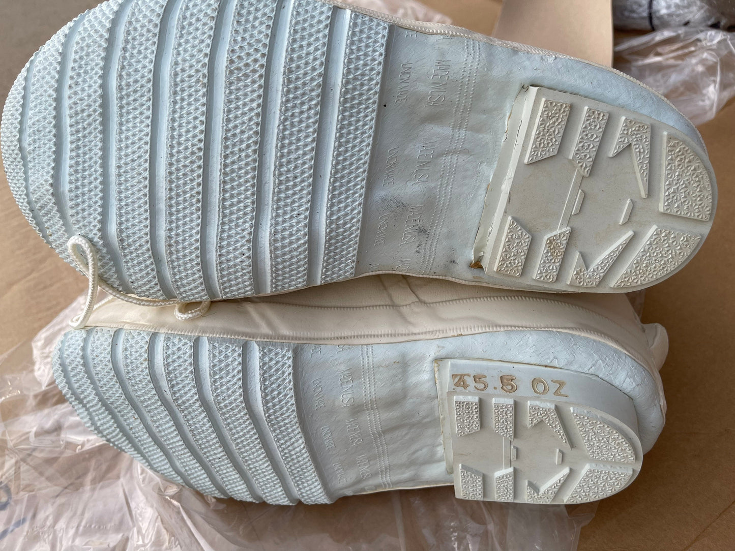US Military extreme Cold weather white Micky Mouse / Bunny Boots with Valve size 4Wide New.