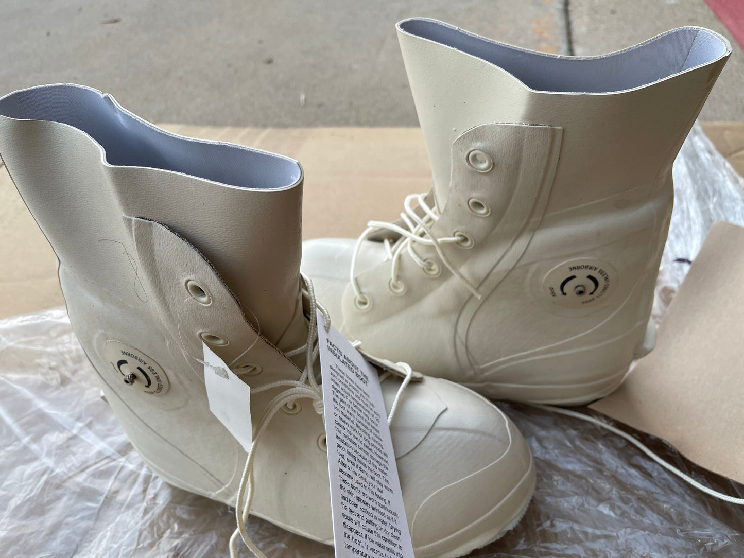 US Military extreme Cold weather white Micky Mouse / Bunny Boots with Valve size 4Wide New.