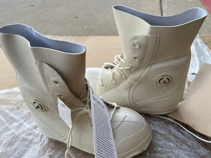 US Military extreme Cold weather white Micky Mouse / Bunny Boots with Valve size 4Wide New.
