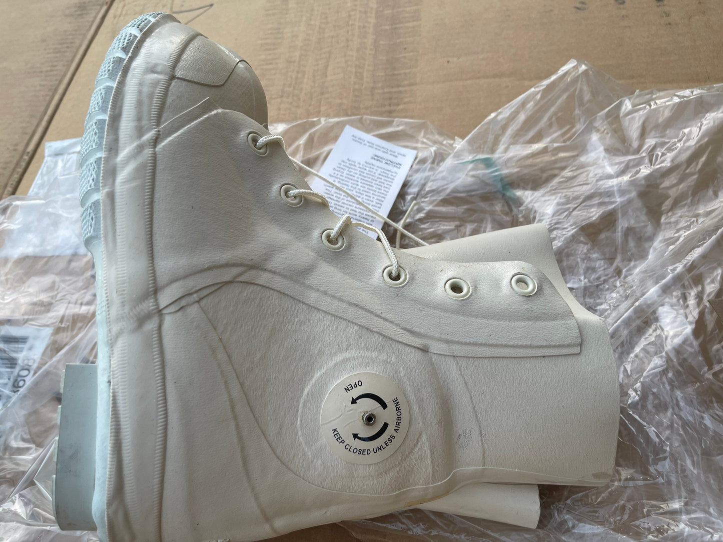 US Military extreme Cold weather white Micky Mouse / Bunny Boots with Valve size 4Wide New.