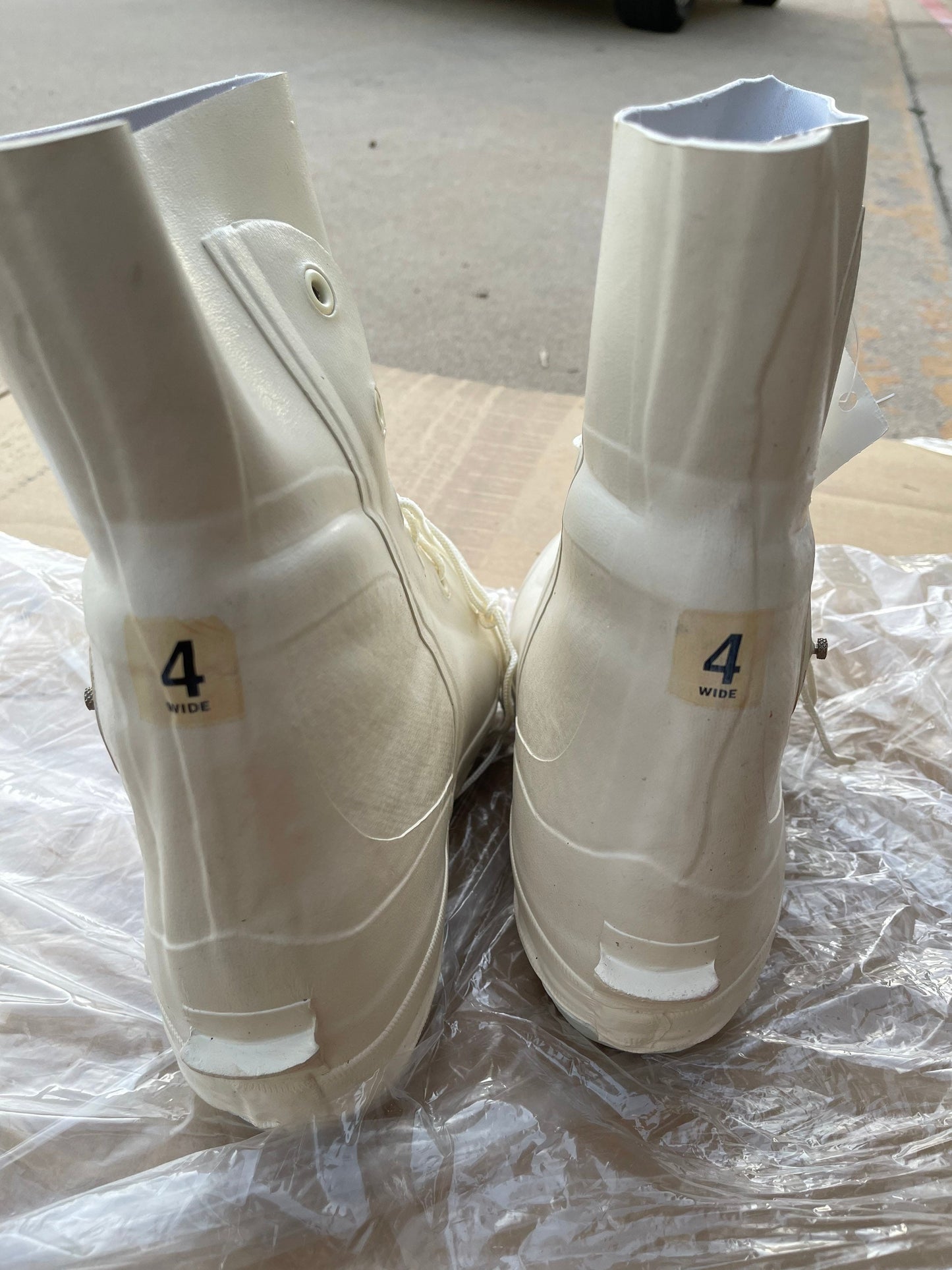US Military extreme Cold weather white Micky Mouse / Bunny Boots with Valve size 4Wide New.