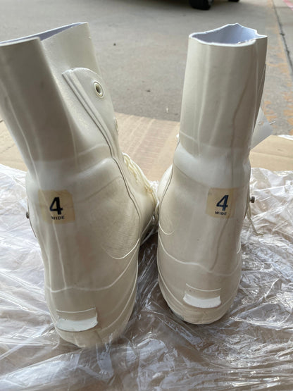 US Military extreme Cold weather white Micky Mouse / Bunny Boots with Valve size 4Wide New.