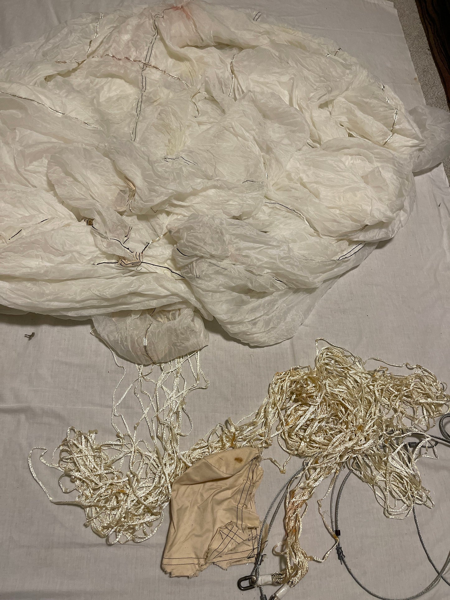 Genuine US GI 15 ft. UNICROSS cargo Parachute white / photo shoot, deco and display.