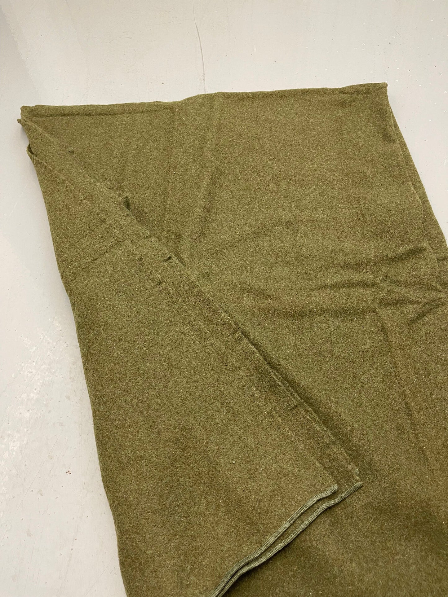 Genuine Vintage US Army 100 % wool blanket Olive drab/Green From Acceptable to New / Unused.