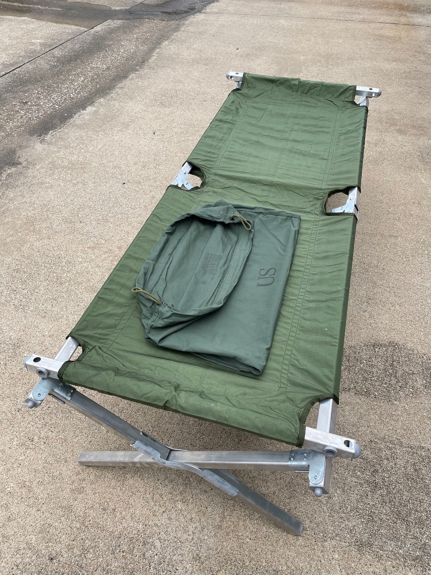 Genuine US military heavy duty steel frame sleeping folding camping cot new with Free US GI Laundry bag