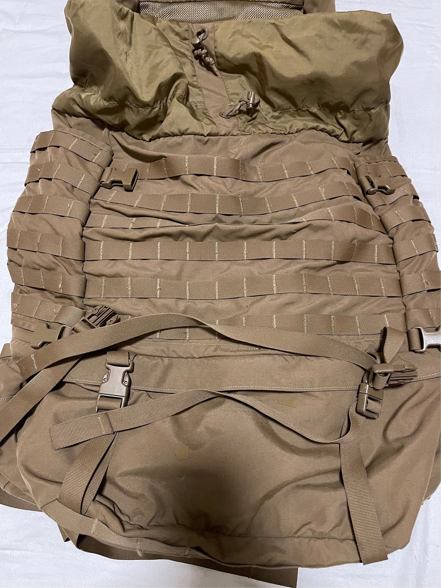US Military USMC filbe rucksack complete with 2 new Sustainments pouches.