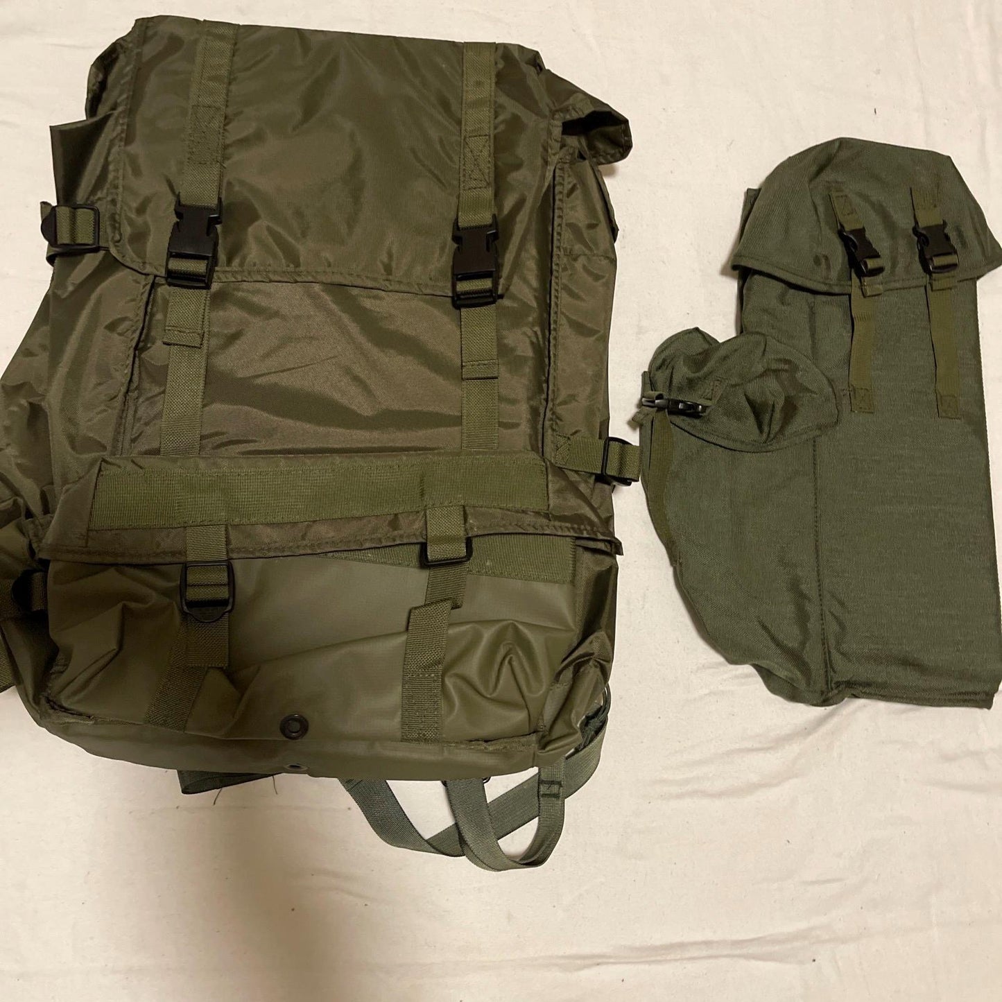 New Genuine  US Vintage Military Harris Falcon II radio pack PRC 150 Plus pouches.