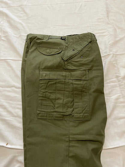 Genuine US military Vintage Vietnam era M65 Field Pants OD green From 1960’s Medium Regular with Silver zipper. Mint Med, Reg.