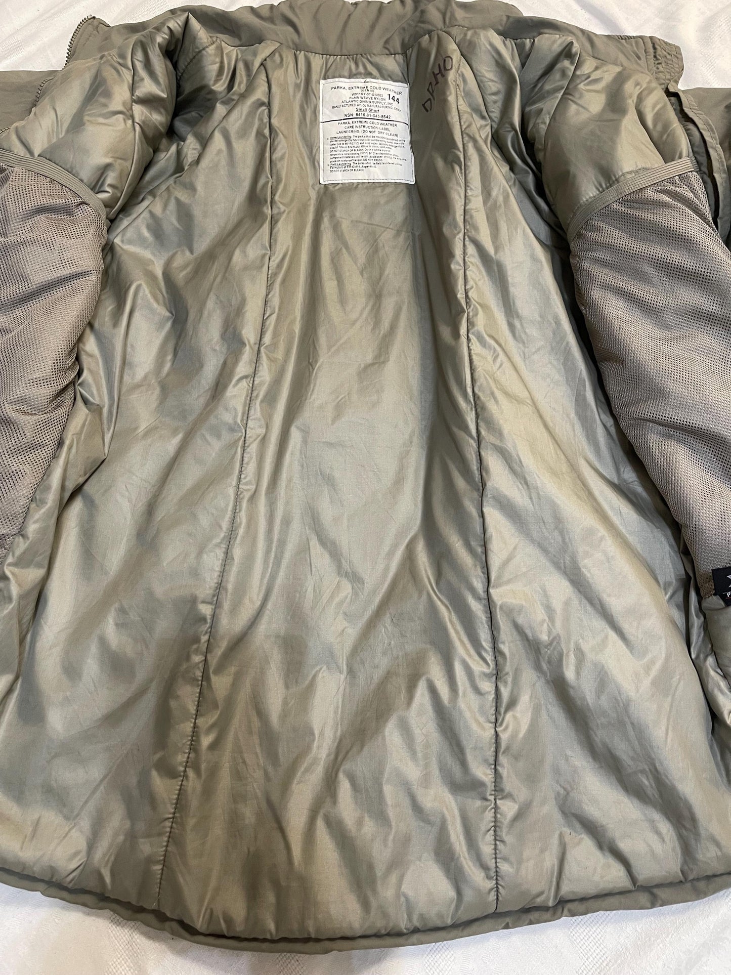 Original U.S Army Primaloft GEN III Level 7 Extreme Cold Weather Parka (ECWCS) Jacket Coat Uniform Military Snow Wet Weather, Small Short.
