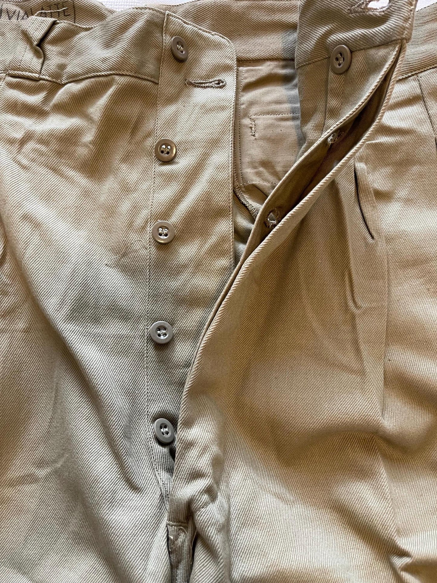 Genuine French Army Vintage Cotton/Twill M1952 Chino Khaki Short In New Mint Condition.