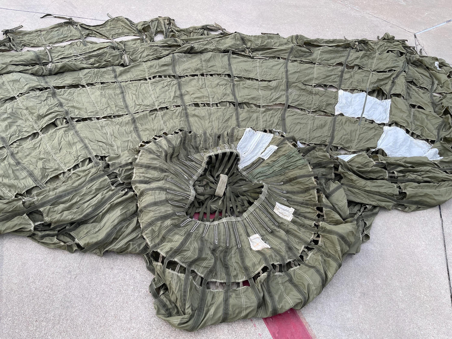 US military Olive drab/ color Extraction Parachute in mint condition, Canopy, Shade, photo shoot and collectible.