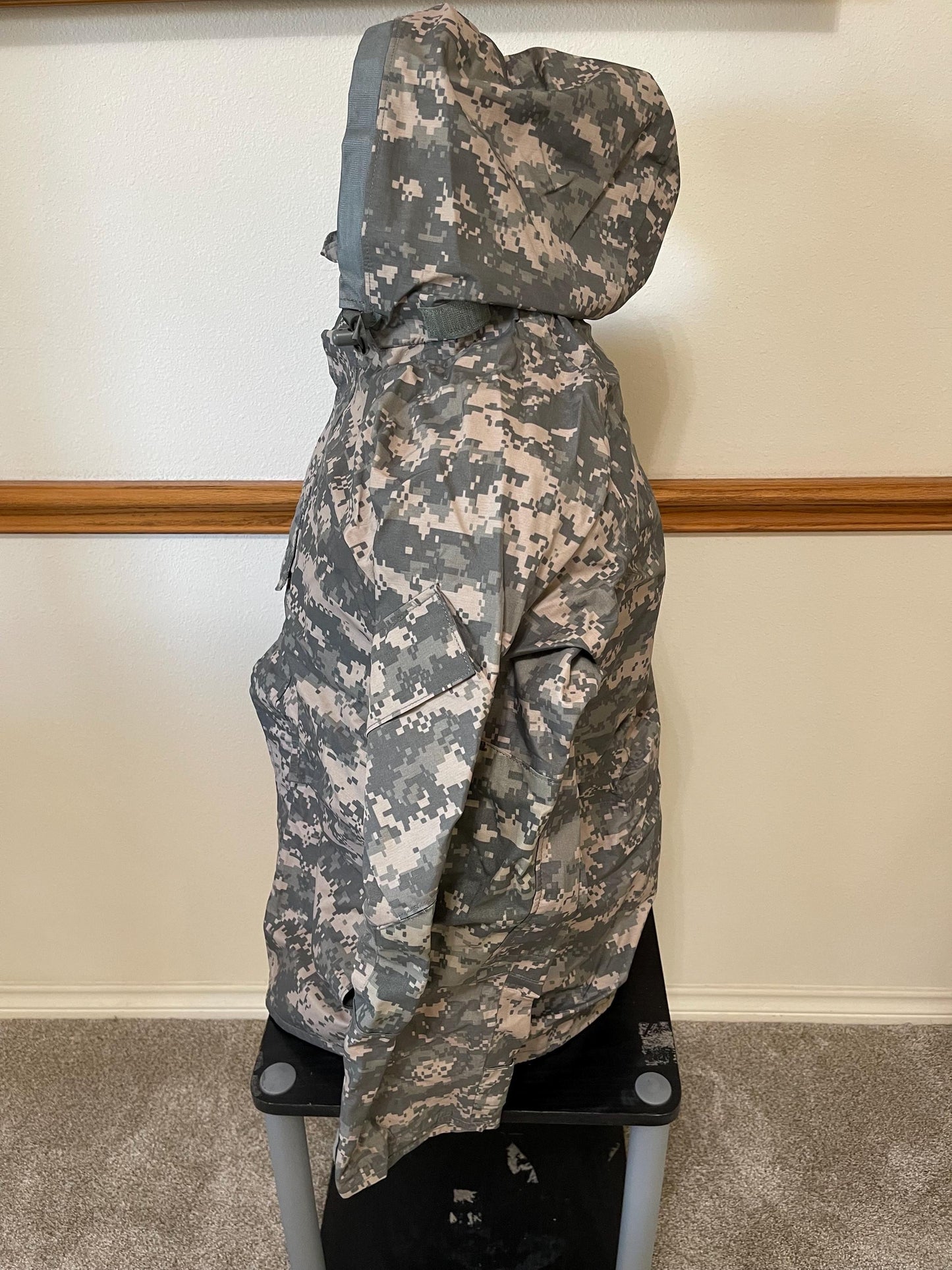 Genuine US Military ACU universal  ECWCS Goretex Digital Parka/ Jacket Extreme Cold Weather Medium Regular. New.