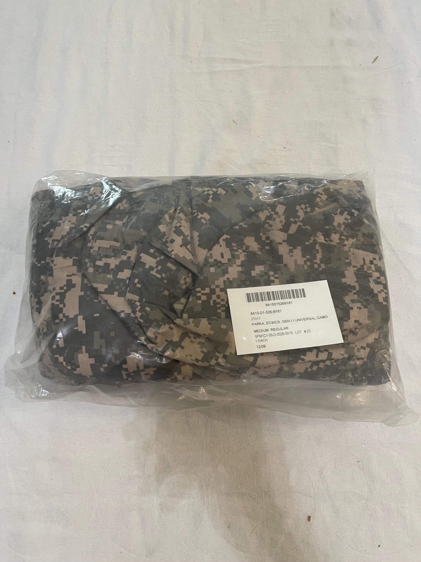 Genuine US Military ACU universal  ECWCS Goretex Digital Parka/ Jacket Extreme Cold Weather Medium Regular. New.