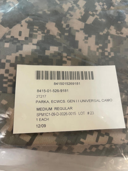 Genuine US Military ACU universal  ECWCS Goretex Digital Parka/ Jacket Extreme Cold Weather Medium Regular. New.
