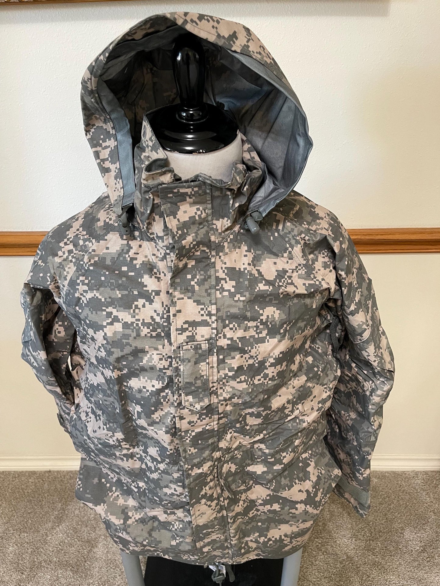 Genuine US Military ACU universal  ECWCS Goretex Digital Parka/ Jacket Extreme Cold Weather Medium Regular. New.