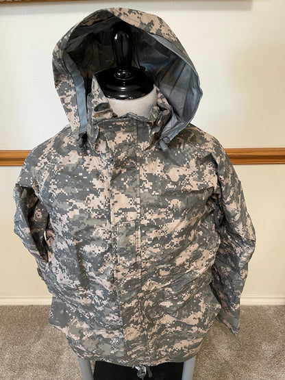 Genuine US Military ACU universal  ECWCS Goretex Digital Parka/ Jacket Extreme Cold Weather Medium Regular. New.