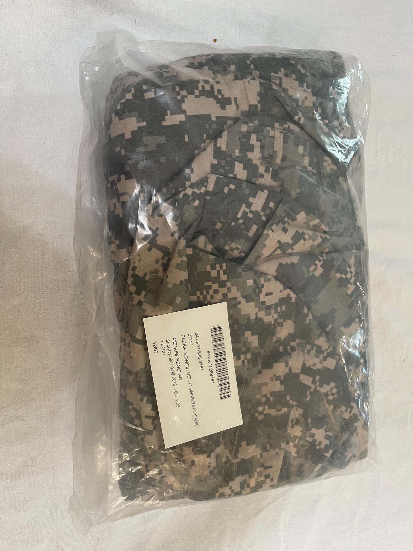 Genuine US Military ACU universal  ECWCS Goretex Digital Parka/ Jacket Extreme Cold Weather Medium Regular. New.