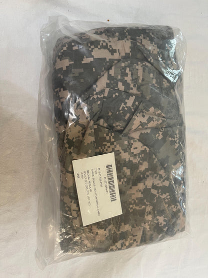 Genuine US Military ACU universal  ECWCS Goretex Digital Parka/ Jacket Extreme Cold Weather Medium Regular. New.