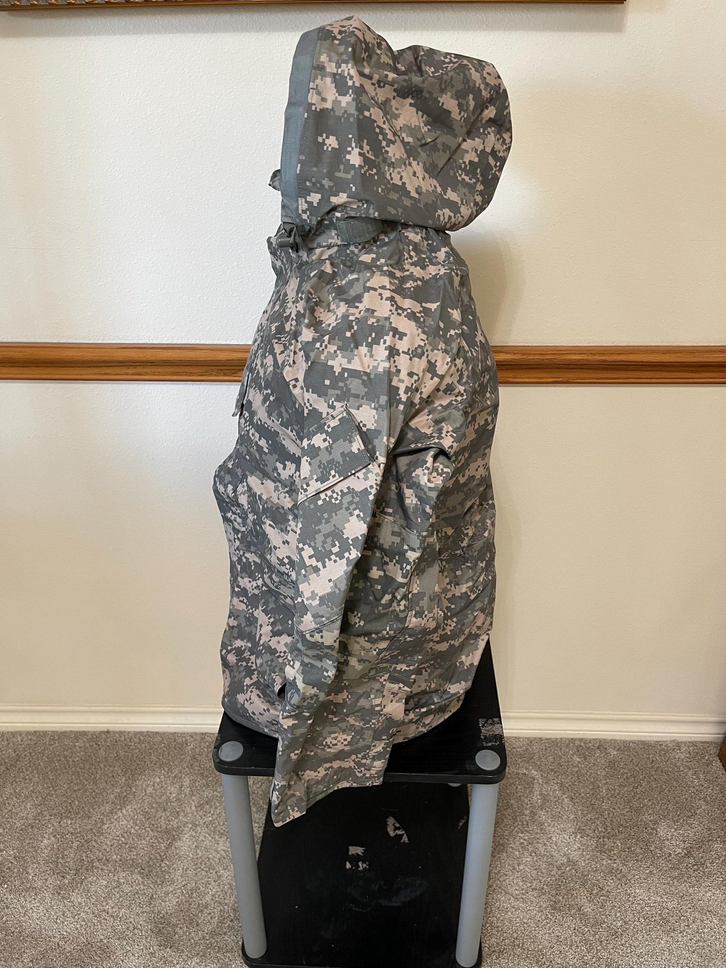 Genuine US Military ACU universal  ECWCS Goretex Digital Parka/ Jacket Extreme Cold Weather Medium Regular. New.