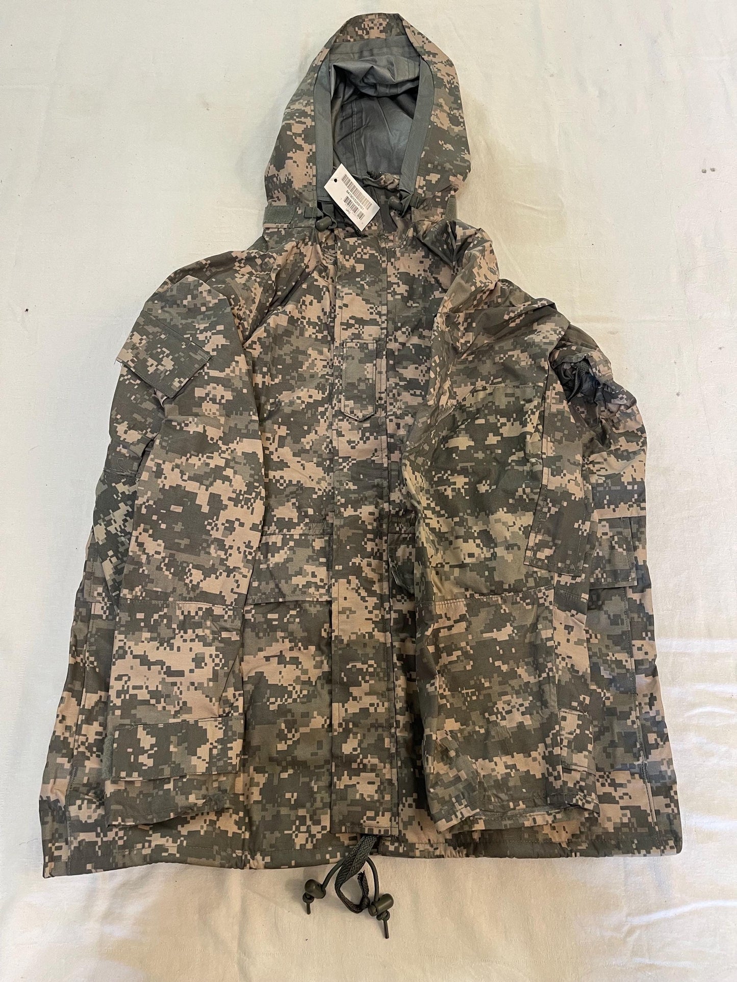 Genuine US Military ACU universal  ECWCS Goretex Digital Parka/ Jacket Extreme Cold Weather Medium Regular. New.