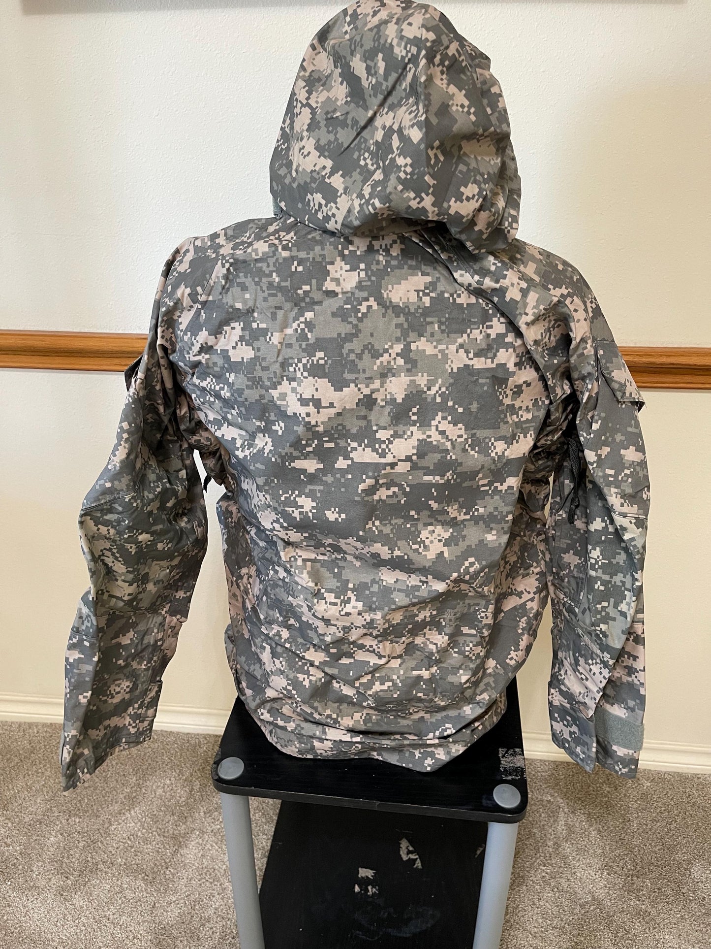 Genuine US Military ACU universal  ECWCS Goretex Digital Parka/ Jacket Extreme Cold Weather Medium Regular. New.