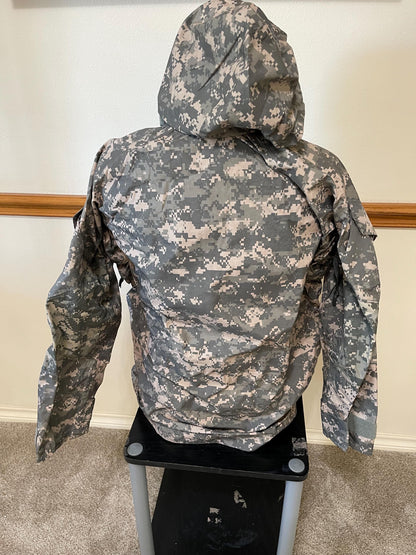 Genuine US Military ACU universal  ECWCS Goretex Digital Parka/ Jacket Extreme Cold Weather Medium Regular. New.