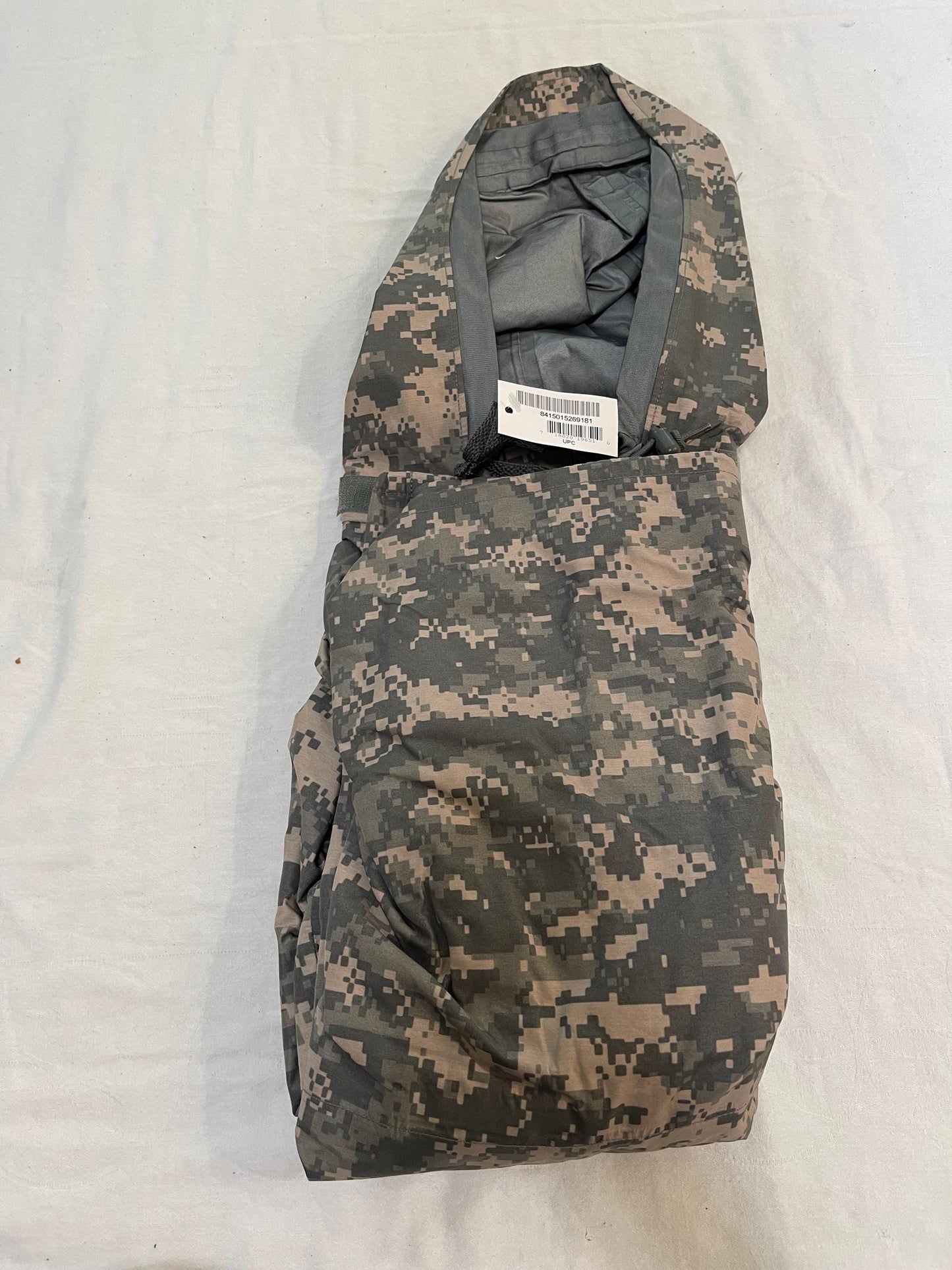 Genuine US Military ACU universal  ECWCS Goretex Digital Parka/ Jacket Extreme Cold Weather Medium Regular. New.
