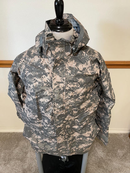 Genuine US Military ACU universal  ECWCS Goretex Digital Parka/ Jacket Extreme Cold Weather Medium Regular. New.