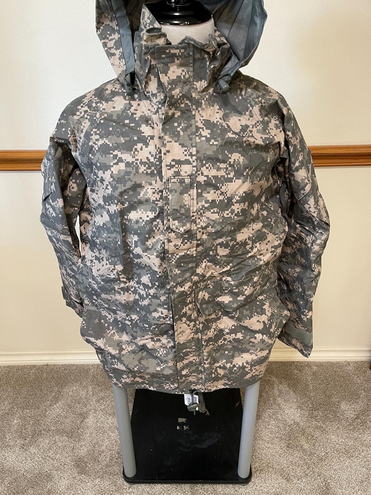 Genuine US Military ACU universal  ECWCS Goretex Digital Parka/ Jacket Extreme Cold Weather Medium Regular. New.