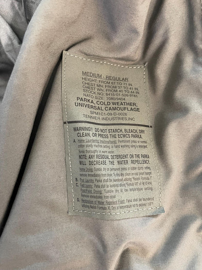 Genuine US Military ACU universal  ECWCS Goretex Digital Parka/ Jacket Extreme Cold Weather Medium Regular. New.