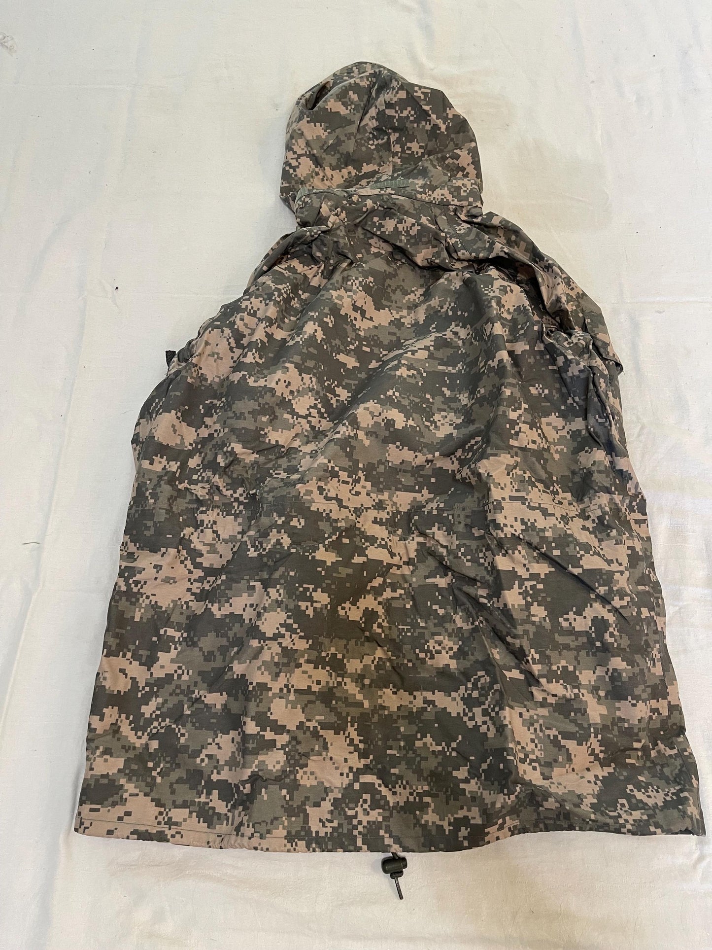 Genuine US Military ACU universal  ECWCS Goretex Digital Parka/ Jacket Extreme Cold Weather Medium Regular. New.