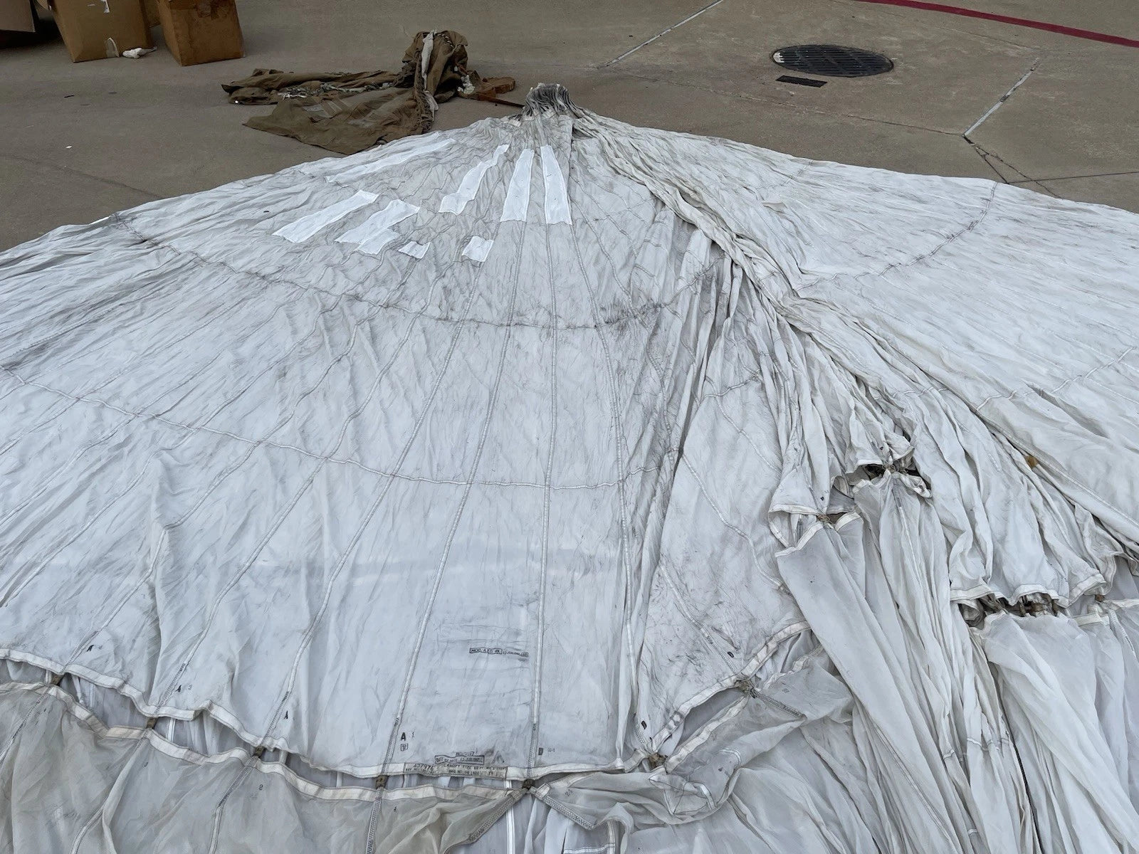 British Military 100ft. Diameter White Cargo Parachute With  Carry Bags - Image 8