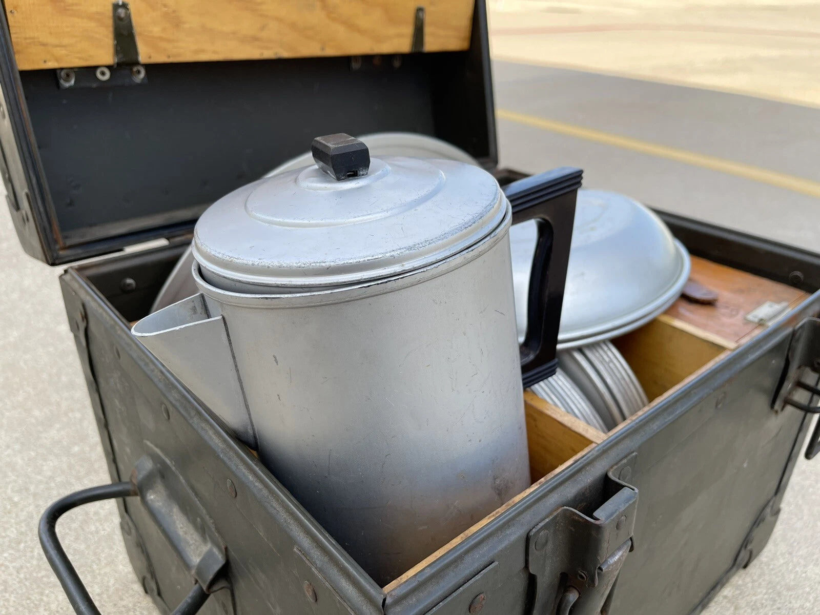 GENUINE VINTAGE US MILITARY COMPLETE DINING SET WITH TRUNK IN MINT CONDITION - Image 11