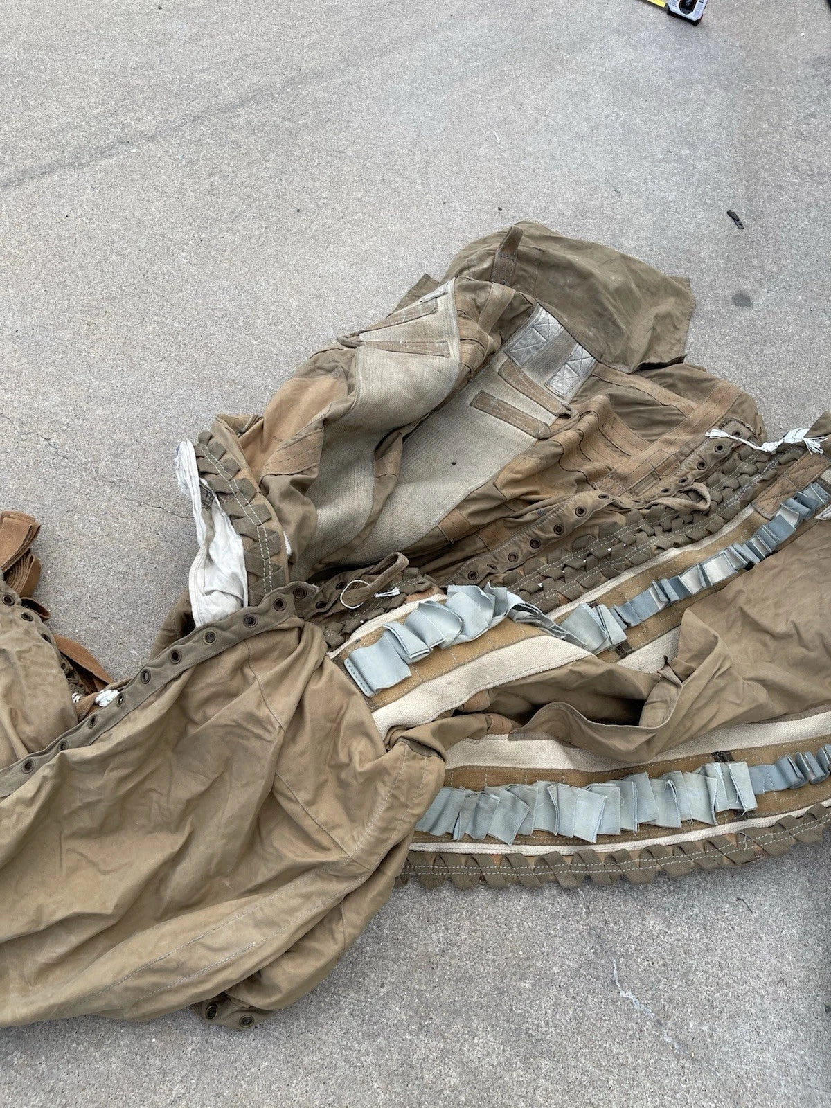 British Military 100ft. Diameter White Cargo Parachute With  Carry Bags - Image 14