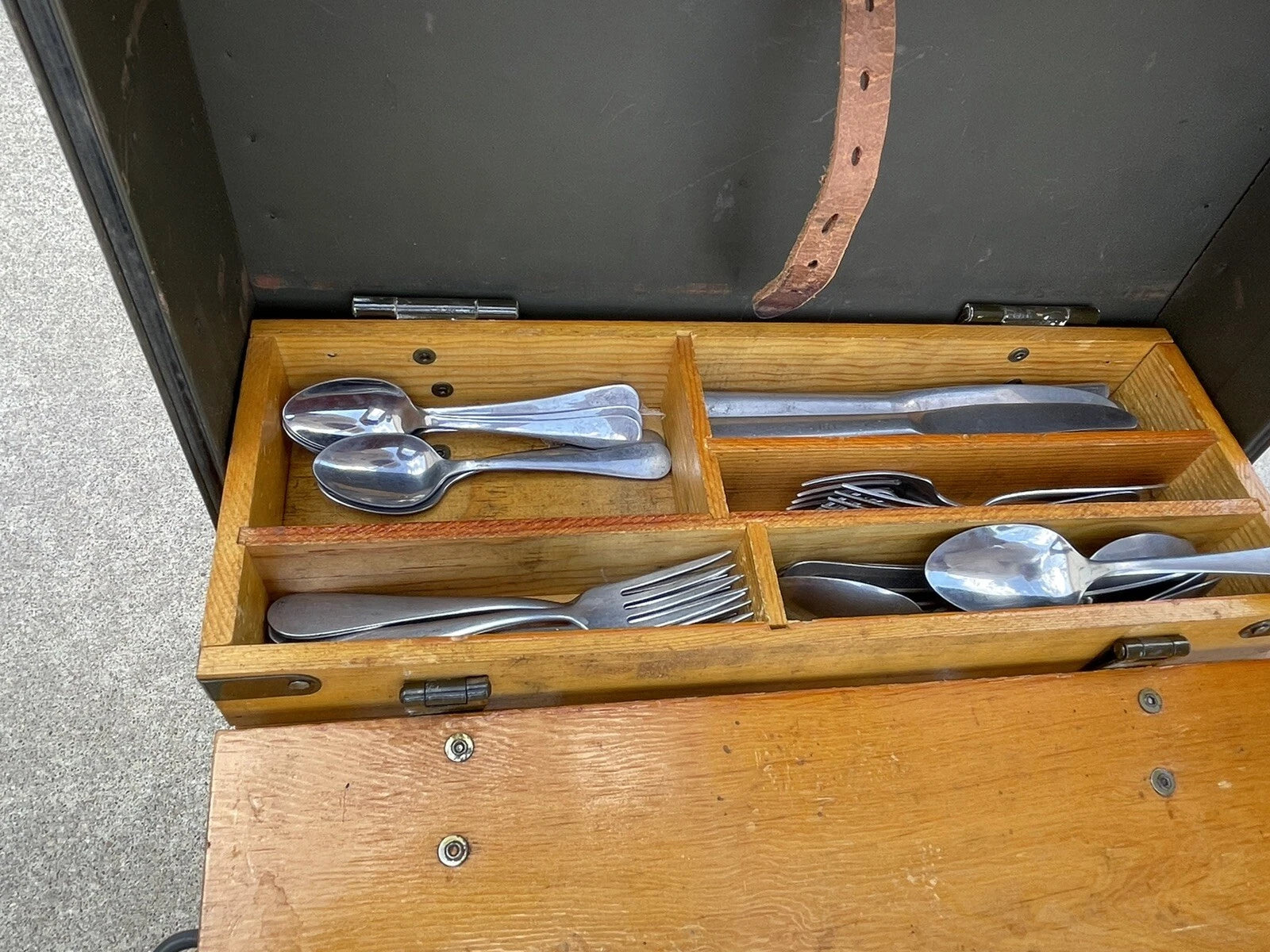 GENUINE VINTAGE US MILITARY COMPLETE DINING SET WITH TRUNK IN MINT CONDITION - Image 2