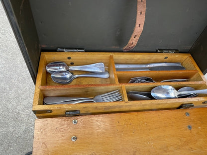 GENUINE VINTAGE US MILITARY COMPLETE DINING SET WITH TRUNK IN MINT CONDITION - Image 2