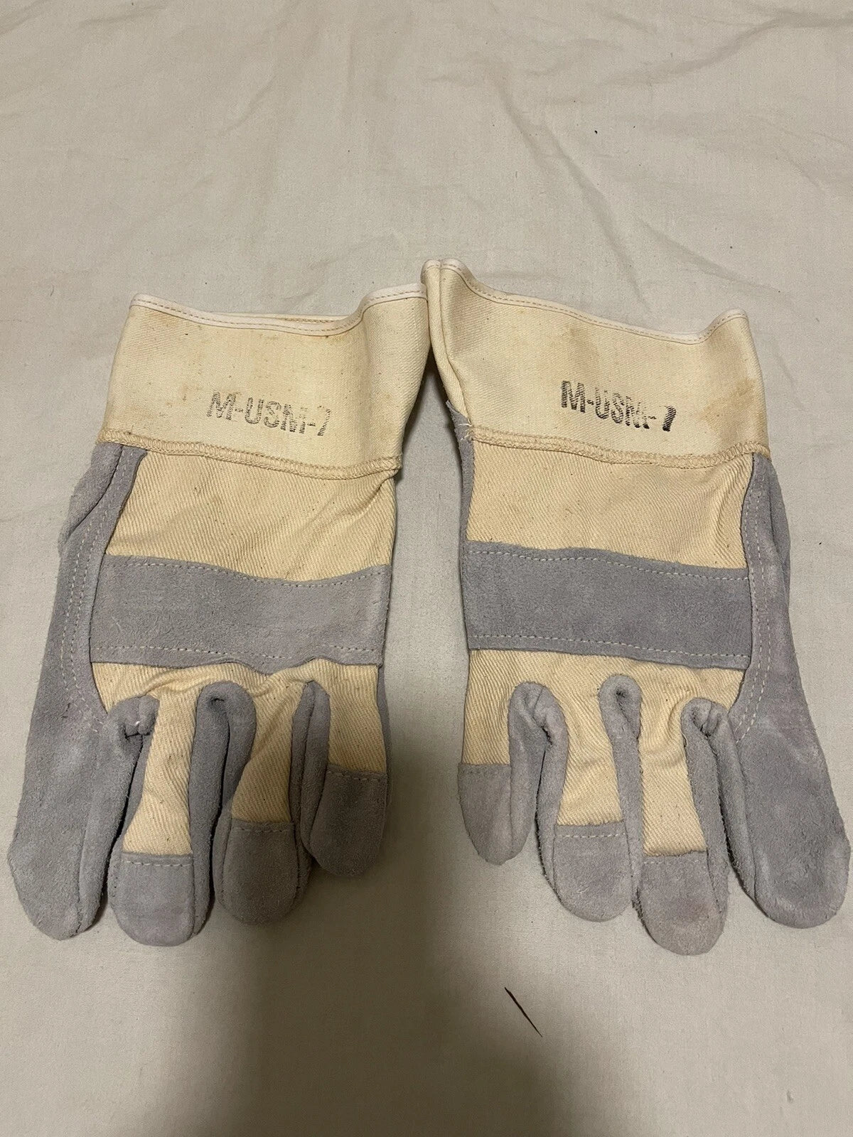 MILITARY ISSUE LEATHER WORK GLOVES U.S.A MADE NEW OLD STOCK Men's size 4.Large. - Image 1