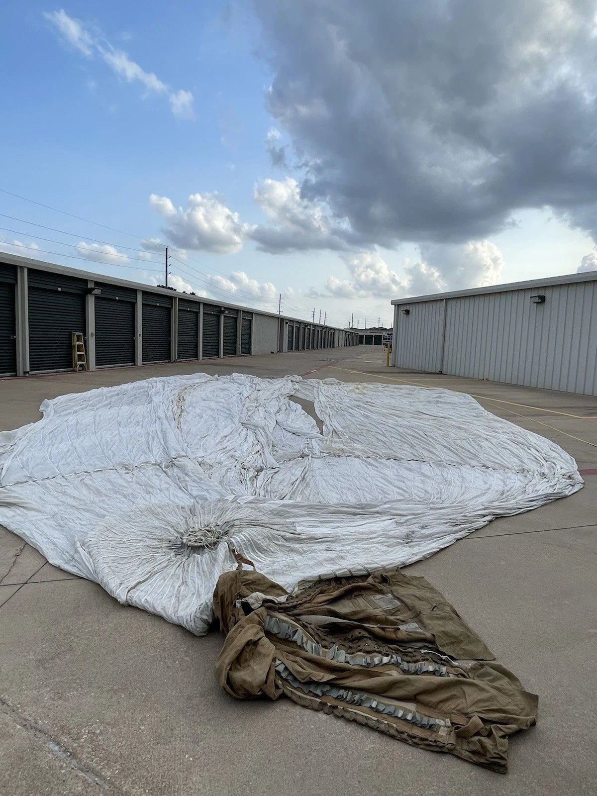 British Military 100ft. Diameter White Cargo Parachute With  Carry Bags - Image 4